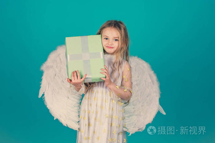美丽的金发小女孩形象的天使与白色的翅膀小天使女孩穿着白色裙子在