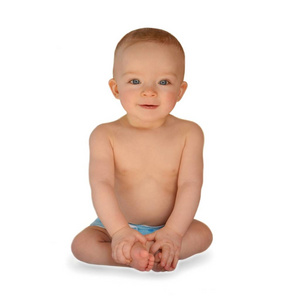 可爱的婴儿穿着布尿布坐在白色的背景。