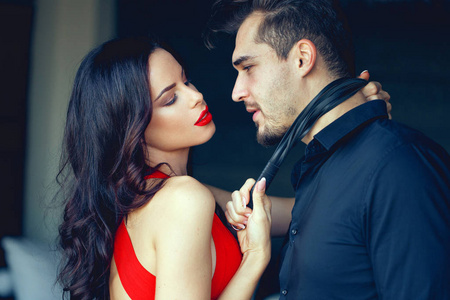 领带的夜总会图片