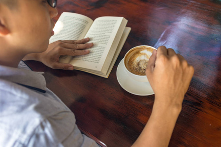 搅拌热咖啡，读最喜欢的书