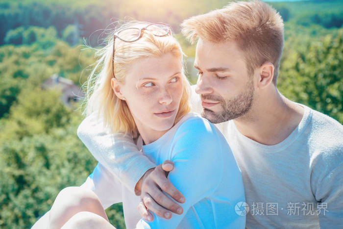 亲密恋爱中的浪漫情侣看着对方年轻温柔的爱人喜欢触摸性感女士的柔软