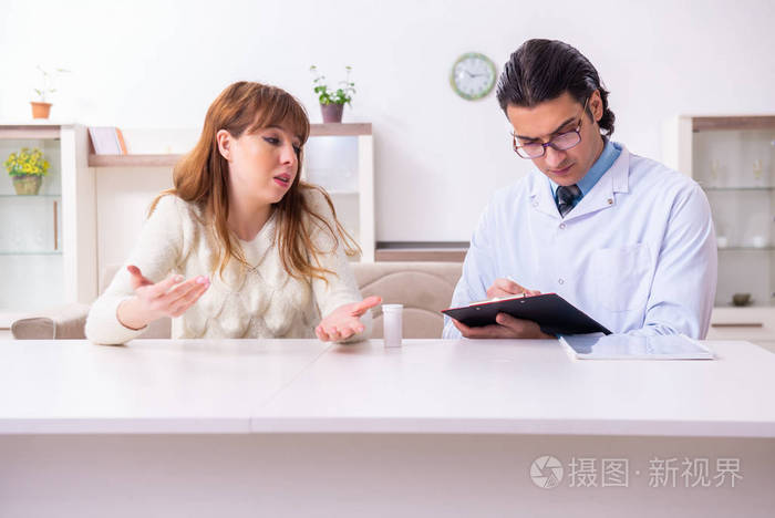 年轻女性患者与男性心理医生个人讨论照片 正版商用图片27akq7 摄图新视界 年轻女性患者与男性心理医生个人讨论照片 正版商用图片27akq7 摄图新视界