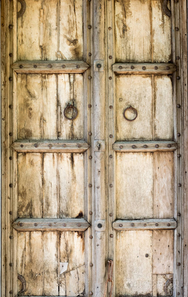 背景为复古风格的老木门