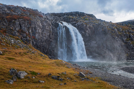 美丽的小瀑布福萨，雷克雅尔峡湾冰岛。2019年9月