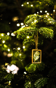装饰和照明圣诞树，复古色调特写宏观细节