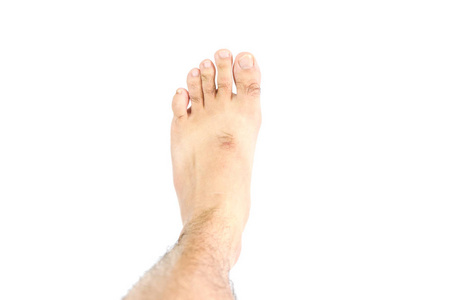 腿一个穿着蓝裙子,白底赤脚的漂亮女孩白底绿草长脚印一只脚沾满鲜血