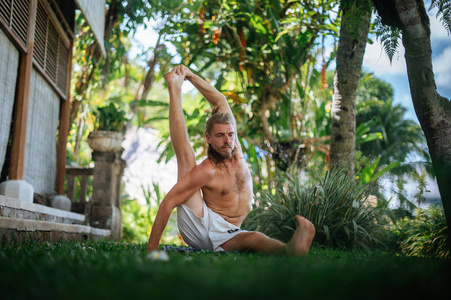 男人在户外练习瑜伽和冥想
