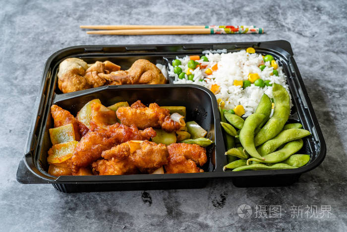 外卖日本食品便当盒菜单，包括鸡肉、油炸饺子、毛豆和蔬菜饭，包装在塑料盒/容器中。传统健康快餐。照片-正版商用图片27aq6g-摄图新视界