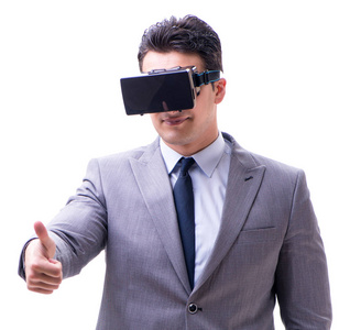 戴着白色隔离的虚拟现实VR眼镜的商人