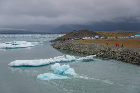 冰川环礁湖与冰山的旅游活动图片
