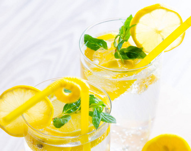 加柠檬和吸管的莫吉托杯图片