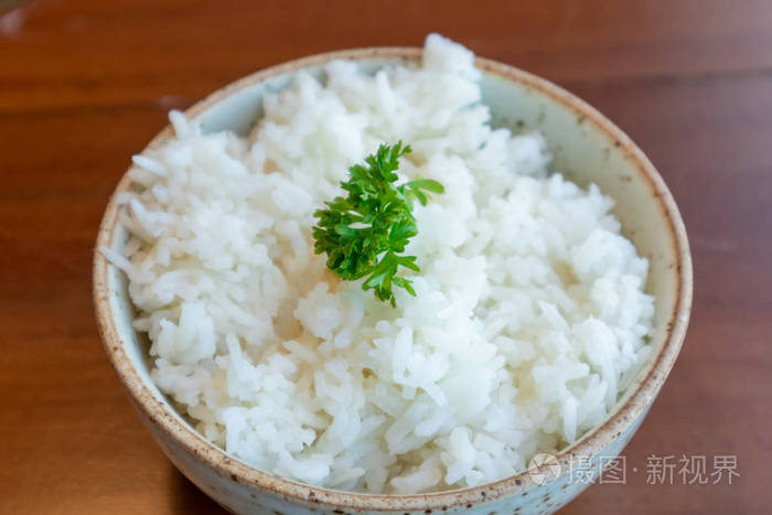 一小碗白米饭，上面装饰着蔬菜。