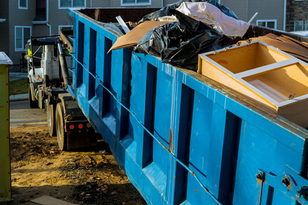 安置房建筑新工地附近的垃圾桶回收废物和垃圾桶