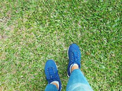 地上的运动鞋图片