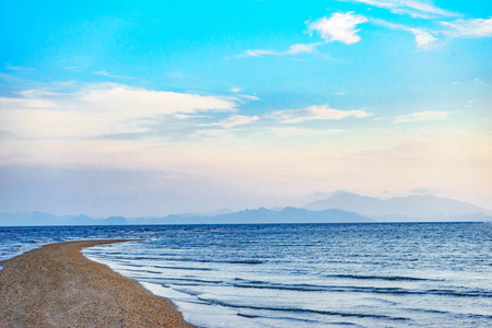 中间的沙子，海浪，两边。