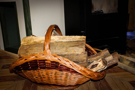 壁炉旁柳条篮子里的木头图片