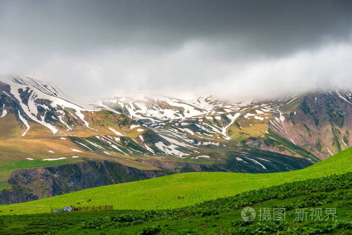 美丽的浮雕山在六月下雪，高加索地貌