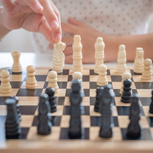 一个女孩学下棋