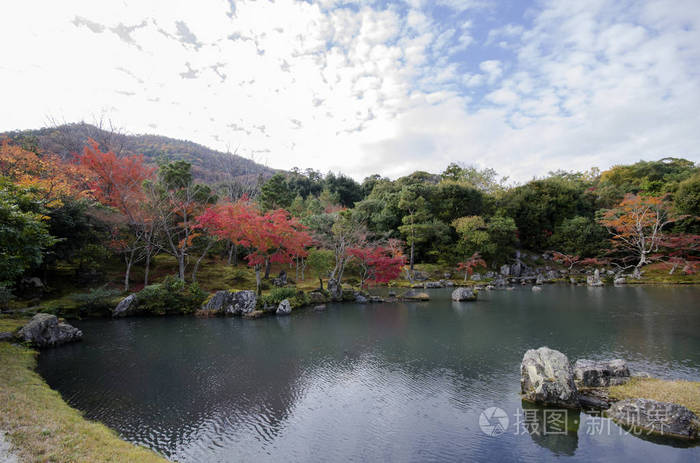 京都天佑寺花园五彩缤纷的秋季公园和池塘照片 正版商用图片27axs5 摄图新视界