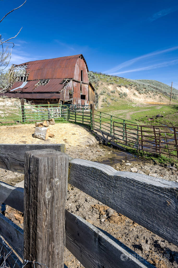 smallanimalcorralandiconicbarn