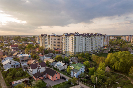 绿色住宅多层公寓楼鸟瞰图