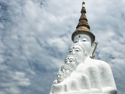 白佛像和云背景在Wat Prat Phasornk