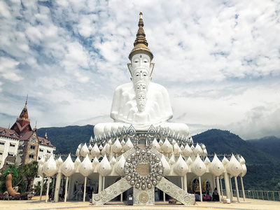 白佛像和云背景在Wat Prat Phasornk
