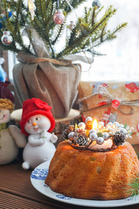 用圆锥体和树枝装饰的圣诞蛋糕图片