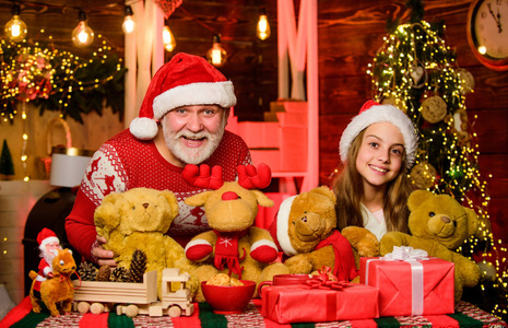 可爱的礼物。节日传统。快乐的童年。礼物惊喜。送给孩子玩具玩具泰迪熊。节礼日。家庭价值观。孩子们和圣诞老人爷爷一起过圣诞节。幸福与