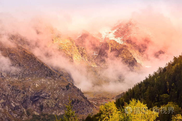 多姿多彩的晚山云景