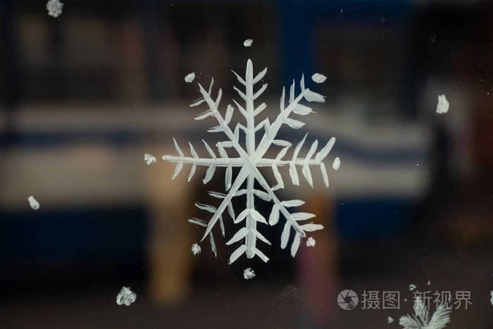 冬天窗户上画着雪花