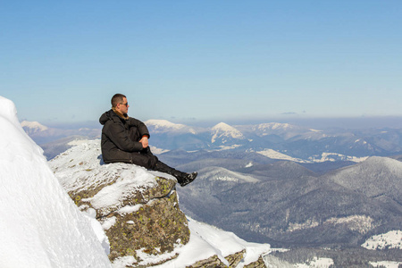 独自一人坐在雪山顶上的侧影恩乔伊