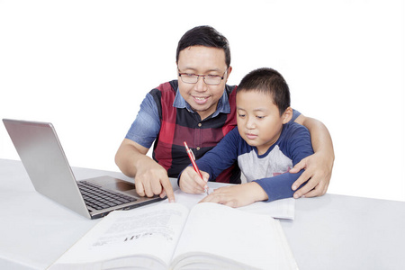 亚洲人教儿子做作业