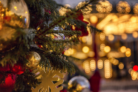 城市里美丽的灯光和装饰着玩具的圣诞树.特写.照片