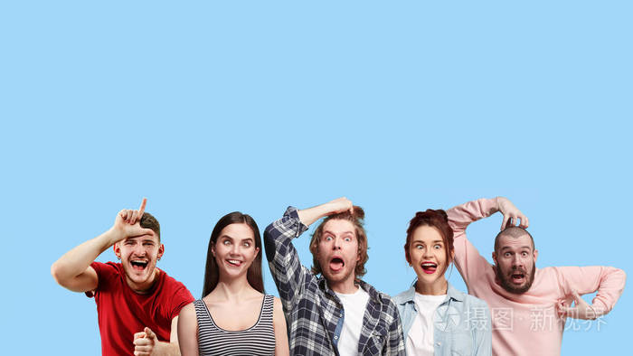 蓝色工作室背景传单拼贴画上孤立的多民族年轻人肖像