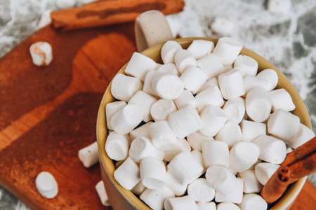 一杯圣诞新年美味的热巧克力和可可与棉花糖撒上可可粉,圆锥体和牛角