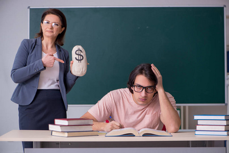 教室里的老女老师和男学生图片