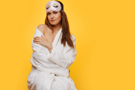 黄色没有人没有安全感的黑发女人穿着浴袍,光着肩膀披黄色衣服照片