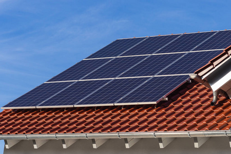新建筑屋顶上的太阳能电池板图片