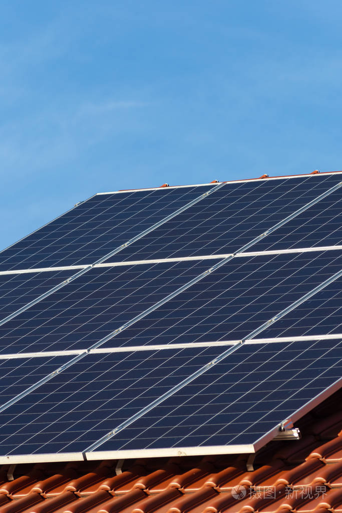 新建筑屋顶上的太阳能电池板