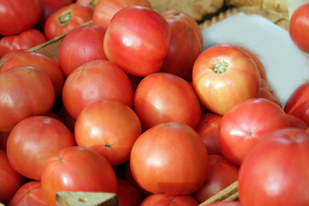 市场上阳光下的新鲜有机西红柿。番茄图案