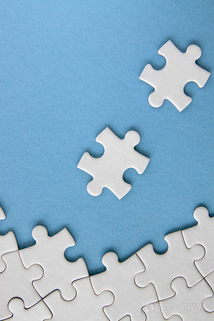 蓝色背景上的白色拼图块