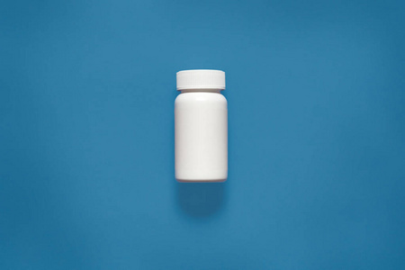 白色塑料容器的水平图片,药丸的小瓶子,位于整个构图的中间,位于幻影