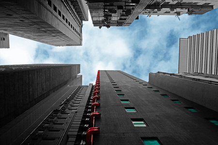 建筑物之间的天空.从地面俯视俯视照片