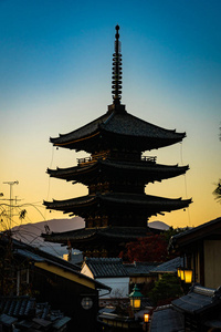 日本京都，晚上的靖坂塔和鹤冈寺