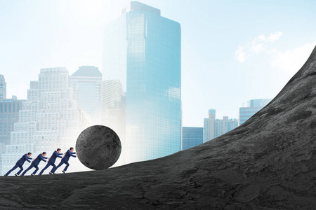 一队人推石头上山照片