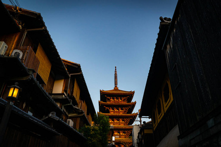 日本京都，晚上的靖坂塔和鹤冈寺