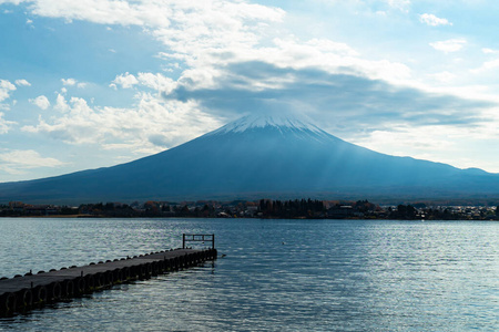 富士山在多云的日子里在水中倒影。川口子湖地区山梨，日本。