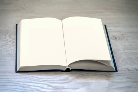 教材海报木桌上有白页的书照片