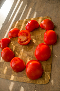 红番茄片桌背景爱心图片图片